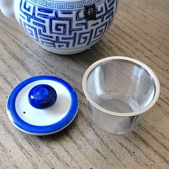 Blue and white porcelain teapot rattan handle with strainer NWT - Picture 5 of 8